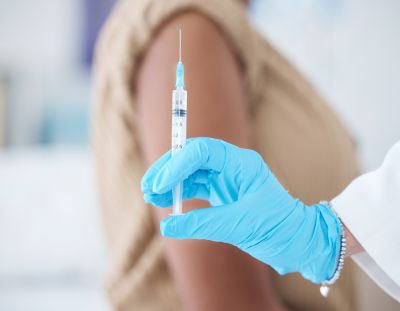 В России падает объем вакцинации по ДМС