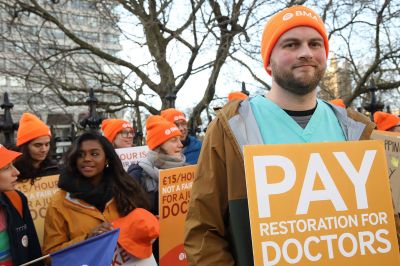 Из-за самой длительной за 75 лет забастовки врачей-стажеров британцы дольше ждут медпомощи
