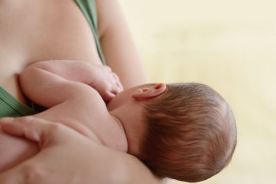 Грудное вскармливание увеличивало плотность костей у недоношенных детей