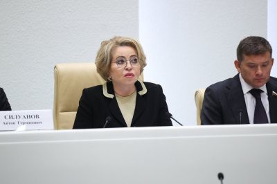 В Совфеде предложили взимать с неработающих граждан 45 тысяч рублей в год на ОМС