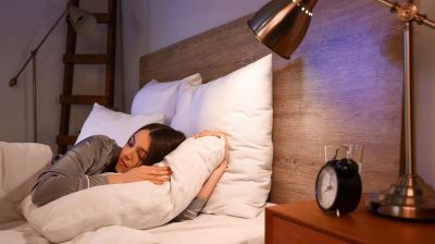 Сон при ярком свете повышал риск инсульта и сердечной недостаточности