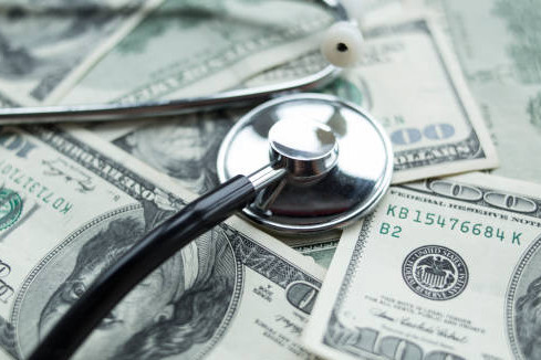 В США цены на медуслуги в принадлежащих врачам больницах на треть ниже средних
