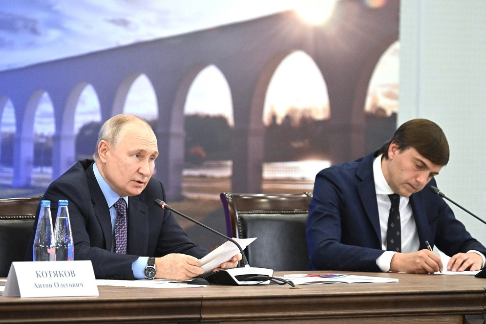 Путин поручил обеспечить выполнение майских указов по зарплатам бюджетников в 2023 году