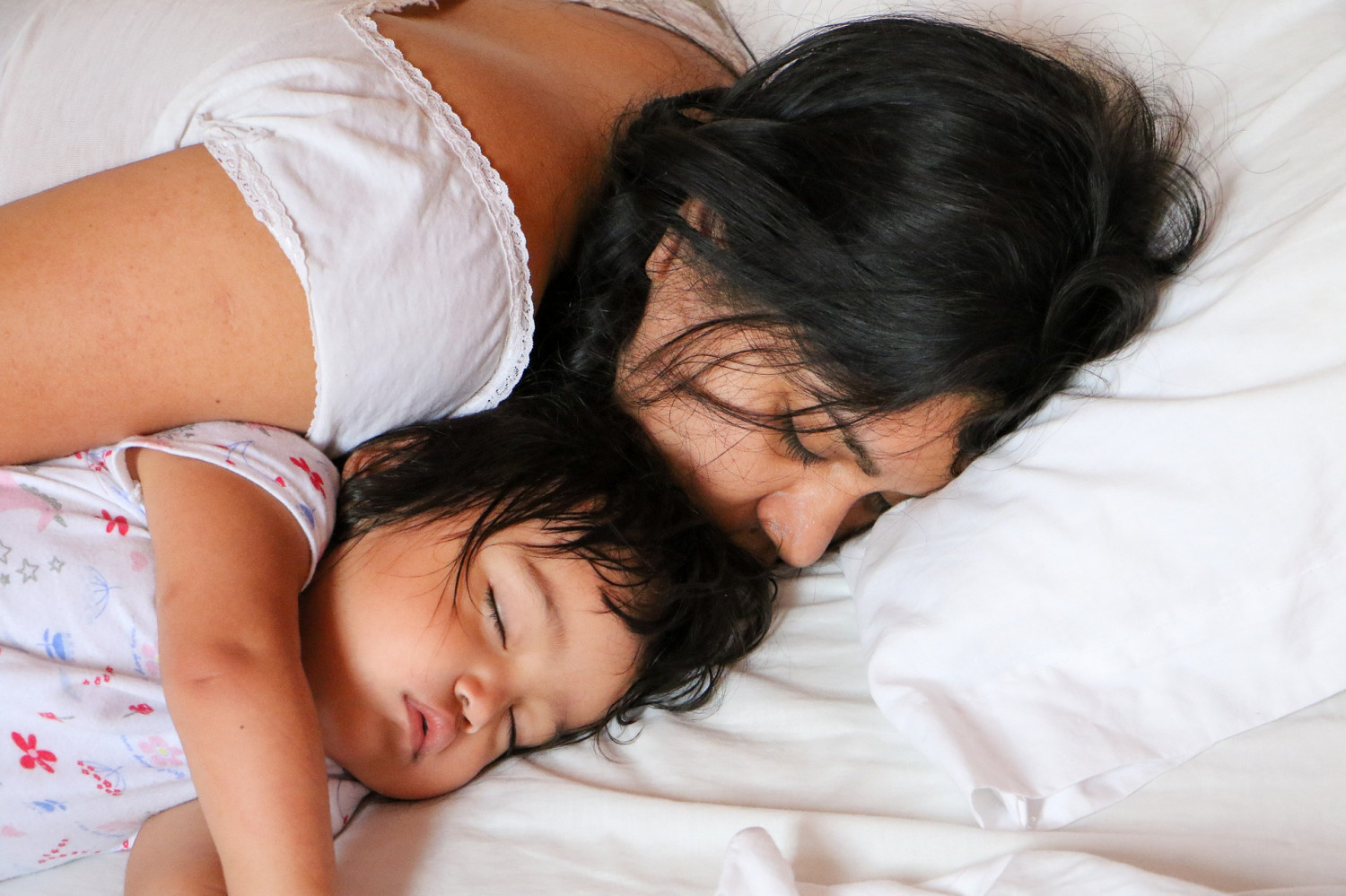 Спящую дочь на кровати. Мама и дочь сон. Спящие дочери.